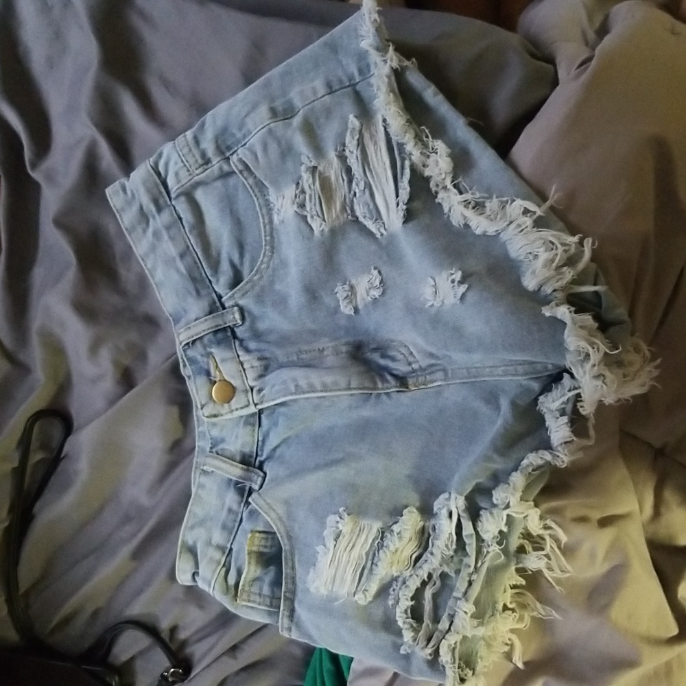 Women’s (s) distressed light blue shorts
